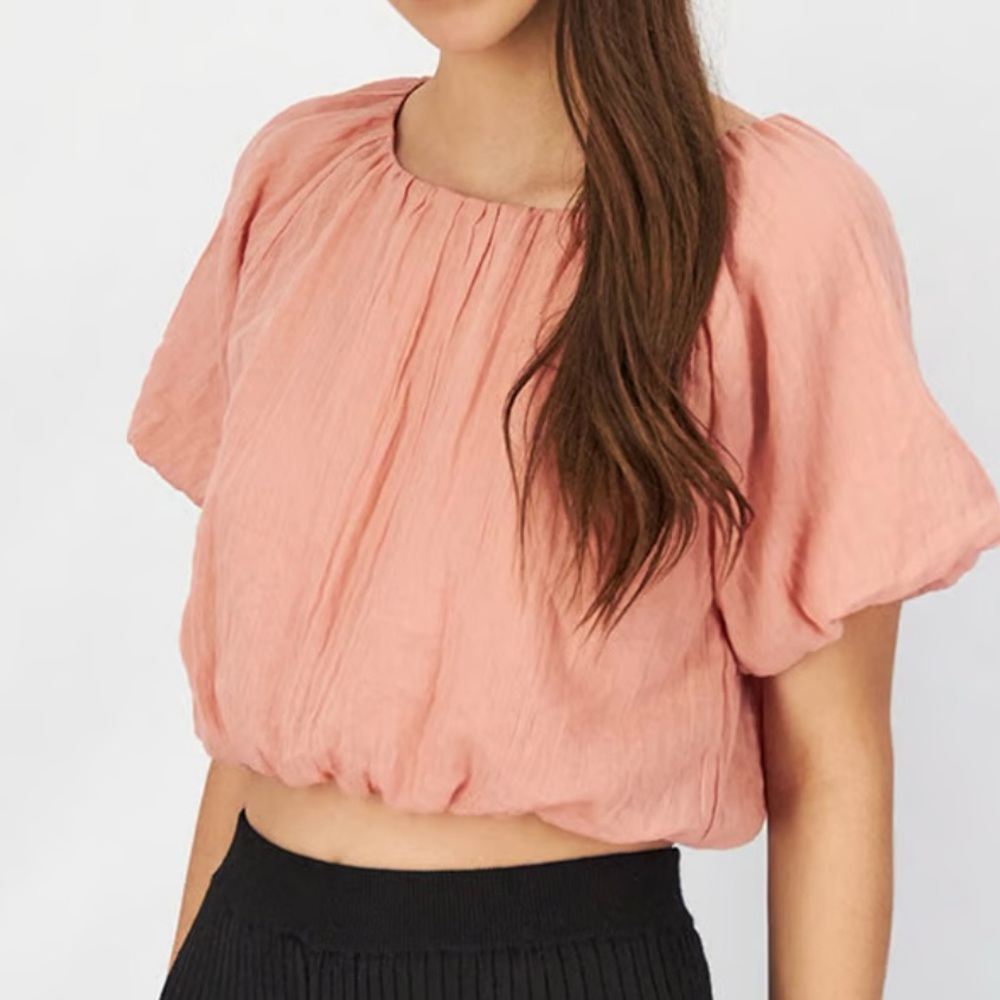 Forever 21 Round Neck Short Sleeves Open Back
Crop Top Size M